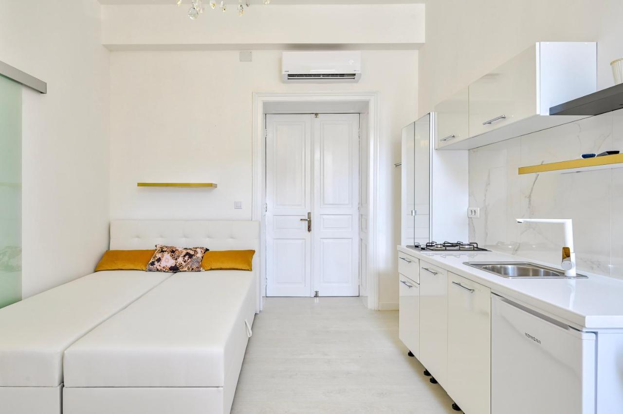Collins Amethyst Center Apartment Pula