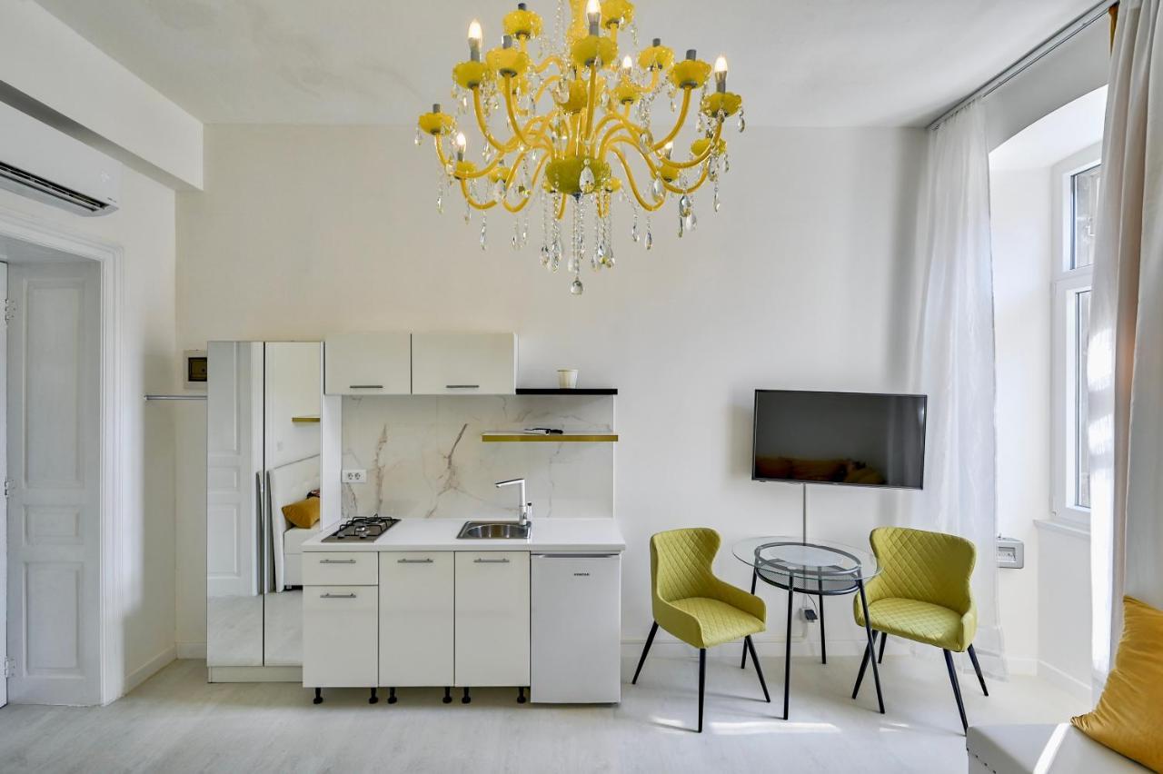 Collins Amethyst Center Apartment Pula